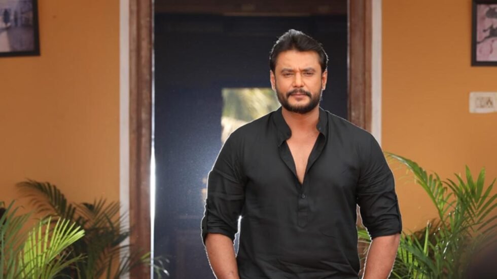 Actor Darshan Arrested: फेमस कन्नड अभिनेता दर्शन को कामाक्षीपाल्या पुलिस ने हत्या के एक मामले में गिरफ्तार किया है। मैसूर मे पुलिस ने उन्हे हिरासत में लिया है। उन्हे बेंगलुरू लाया जा रहा है।