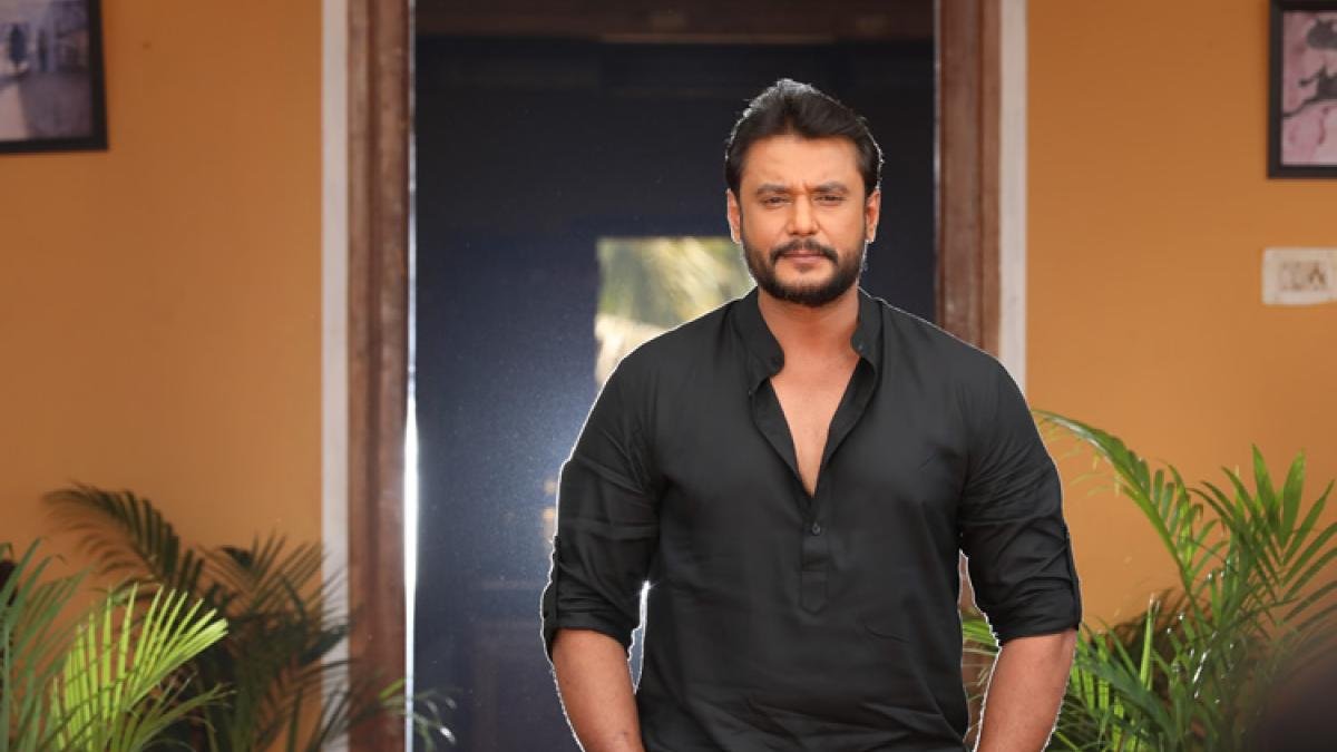 Actor Darshan Arrested: फेमस कन्नड अभिनेता दर्शन को कामाक्षीपाल्या पुलिस ने हत्या के एक मामले में गिरफ्तार किया है। मैसूर मे पुलिस ने उन्हे हिरासत में लिया है। उन्हे बेंगलुरू लाया जा रहा है।